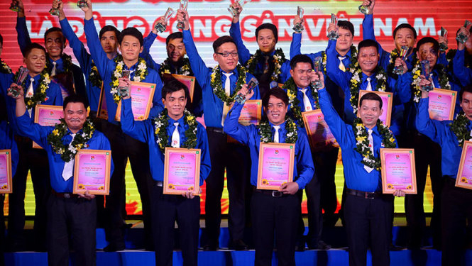 Condecoran con premio Nguyen Van Troi a jóvenes obreros sobresalientes de Ciudad Ho Chi Minh